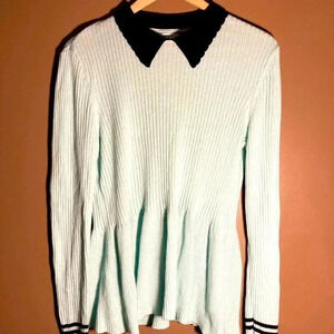 Elle mint scalloped black collar sweater